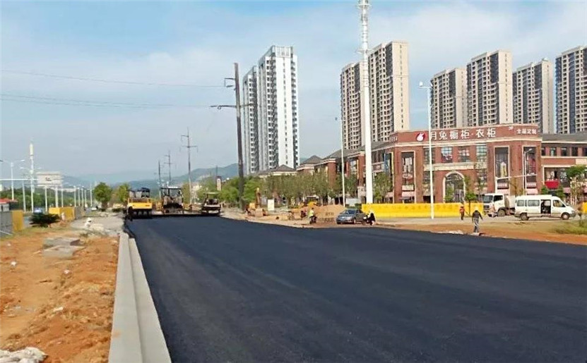 双港西大街北段中层沥青摊铺工作顺利完成