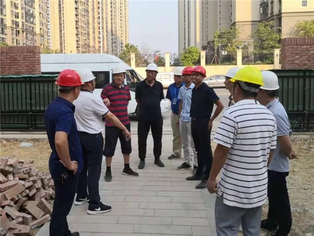 金开集团董事长谢荣华察看区社发口学校幼儿园教育民生项