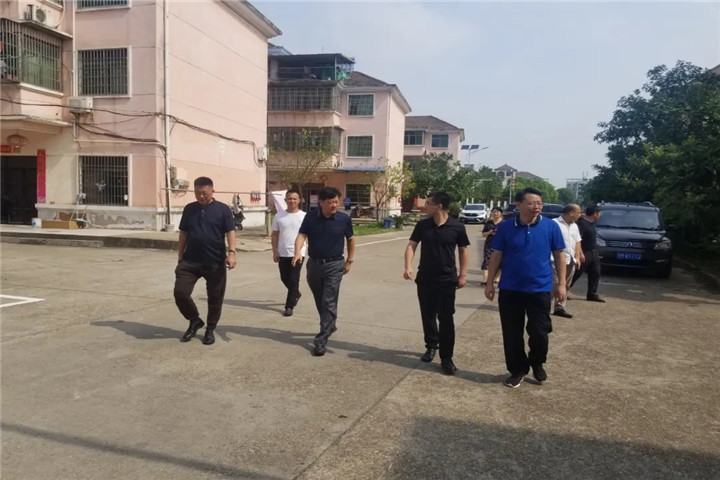 李文川来到双港新村、鸡山村等地进行文明创建实地督查